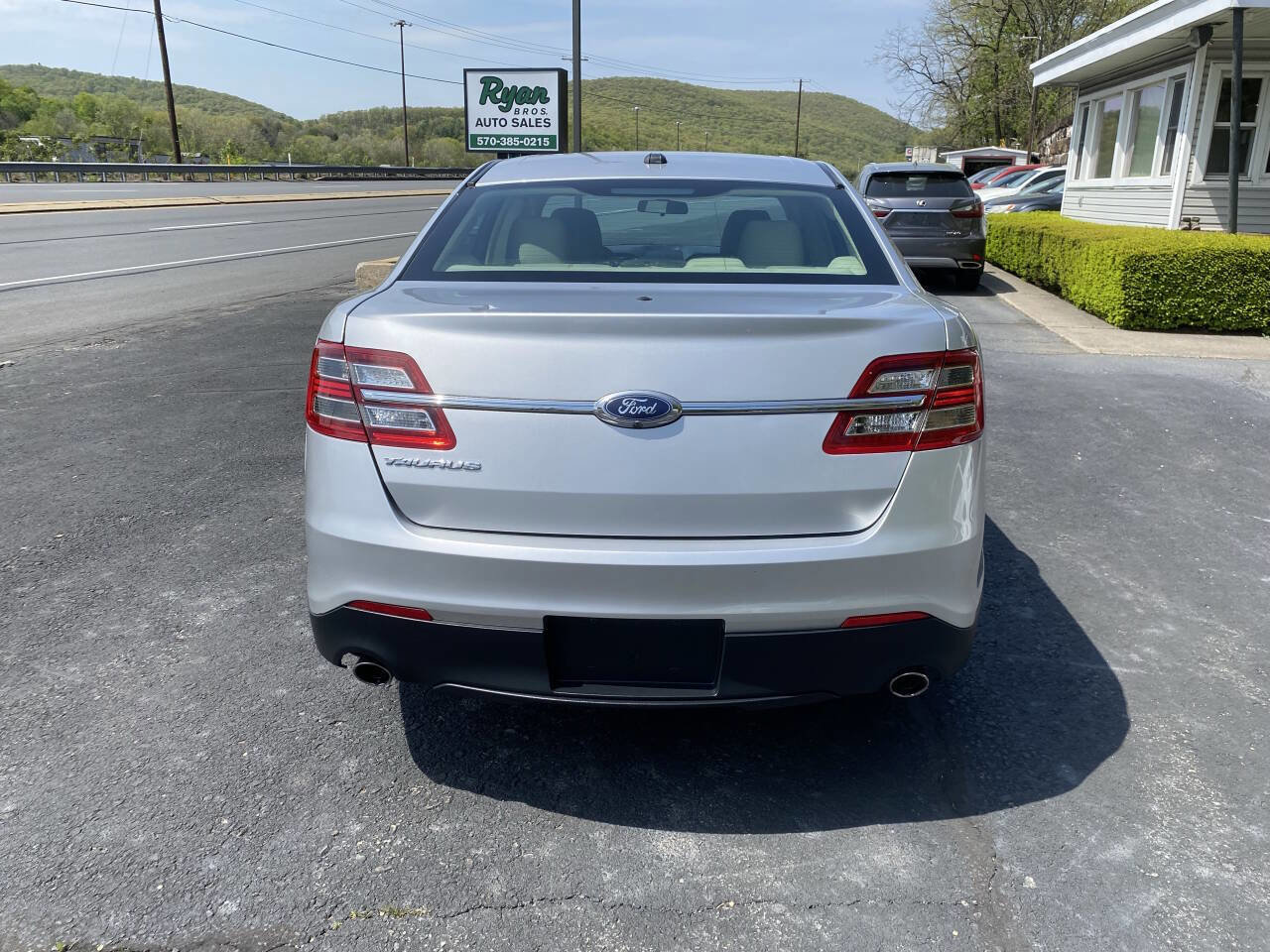 Used 2017 Ford Taurus SE image 8