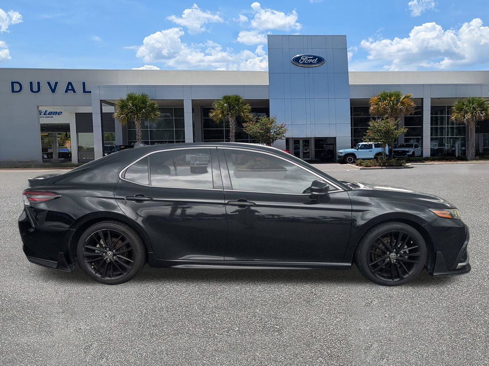 Used 2022 Toyota Camry XSE FWD image 3