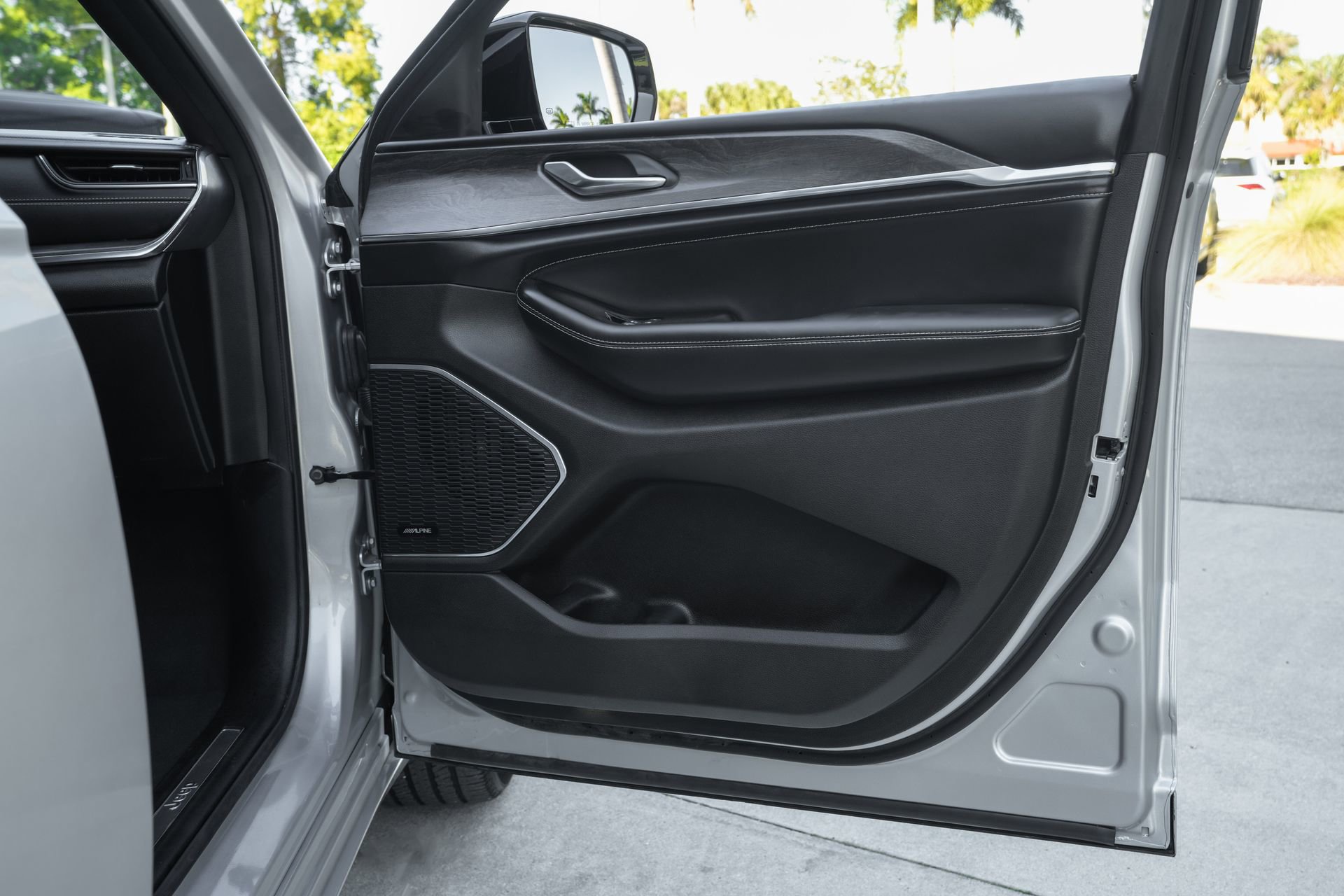 Used 2024 Jeep Grand Cherokee L Overland w/ Trailer Tow Package image 38