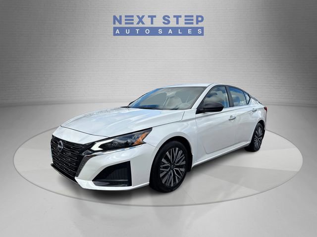 Used 2024 Nissan Altima 2.5 SV FWD image 3