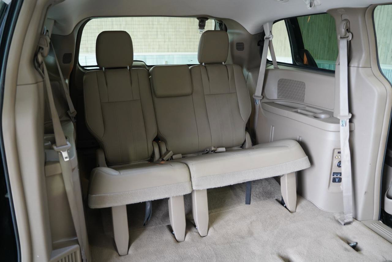 Used 2016 Chrysler Town & Country Touring FWD image 35