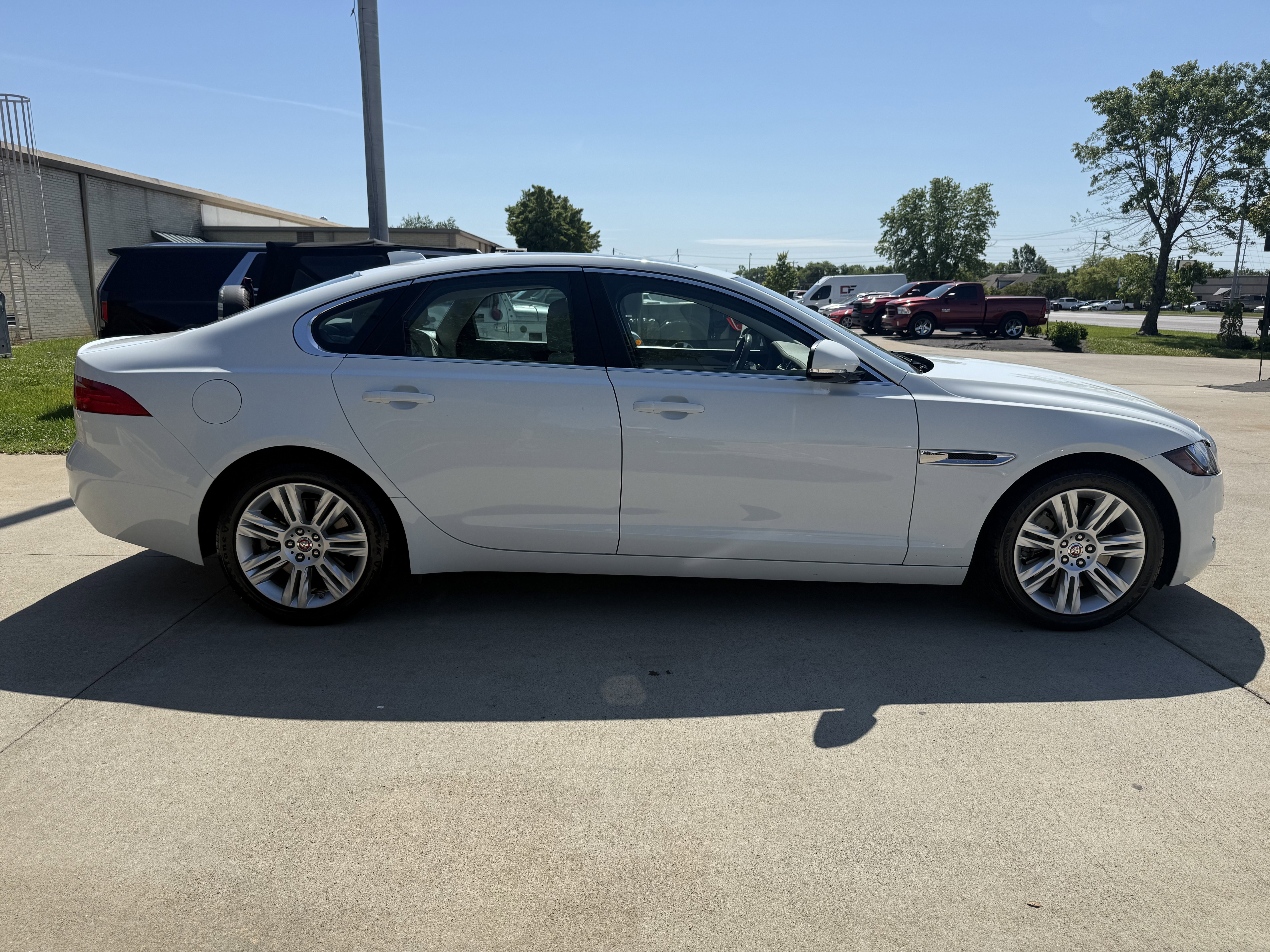 Used 2017 Jaguar XF Premium RWD image 8