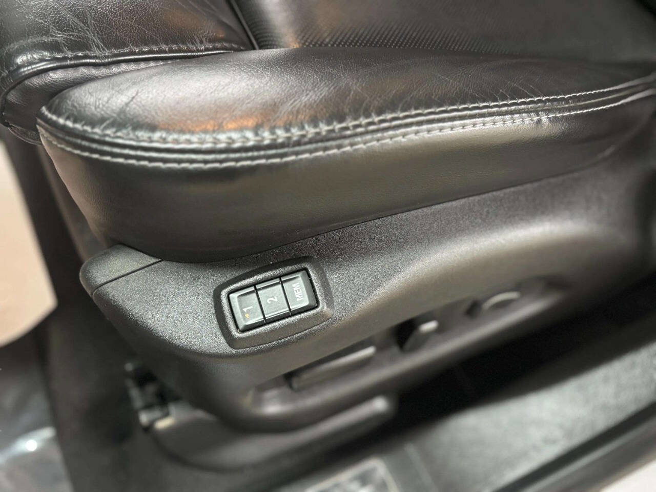 Used 2016 Cadillac SRX Luxury w/ Driver Awareness Package image 13