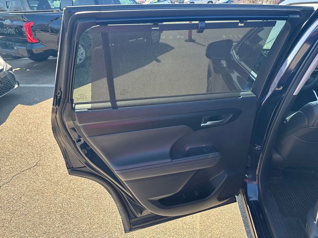 Used 2025 Toyota Highlander XLE image 40