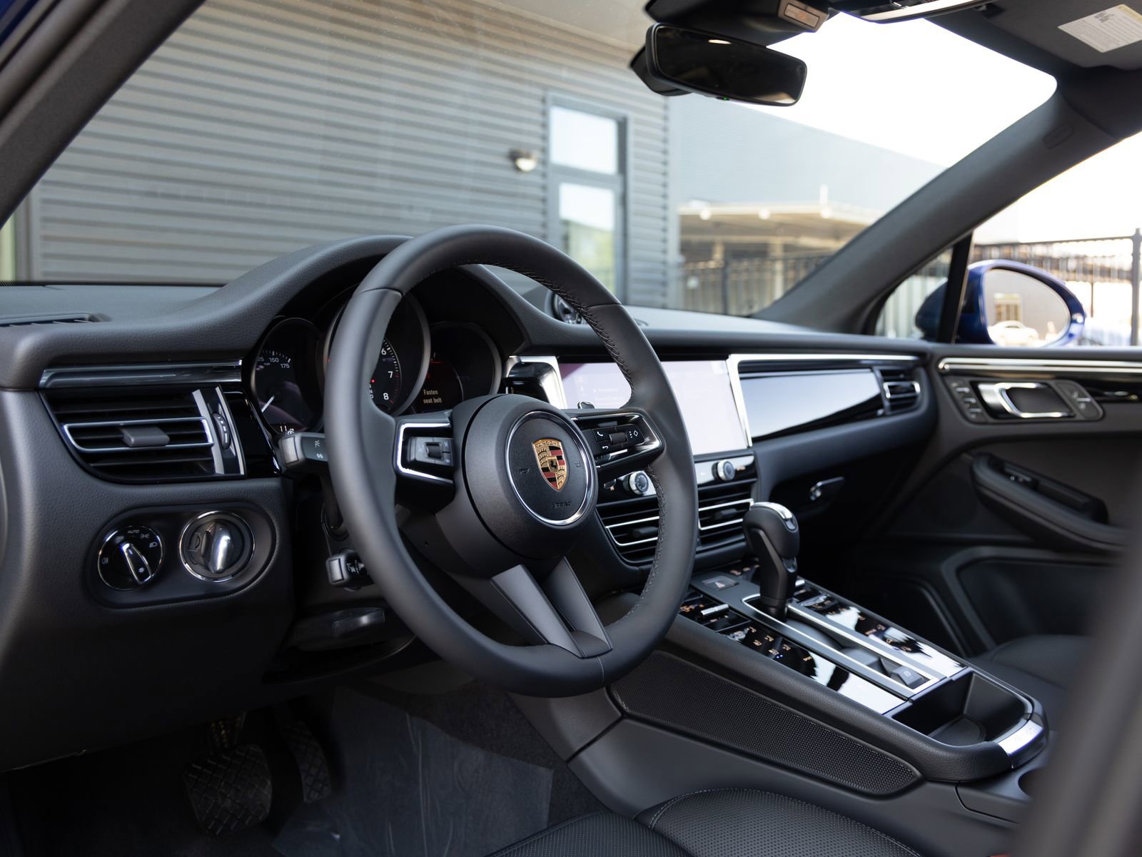 Certified 2025 Porsche Macan image 4