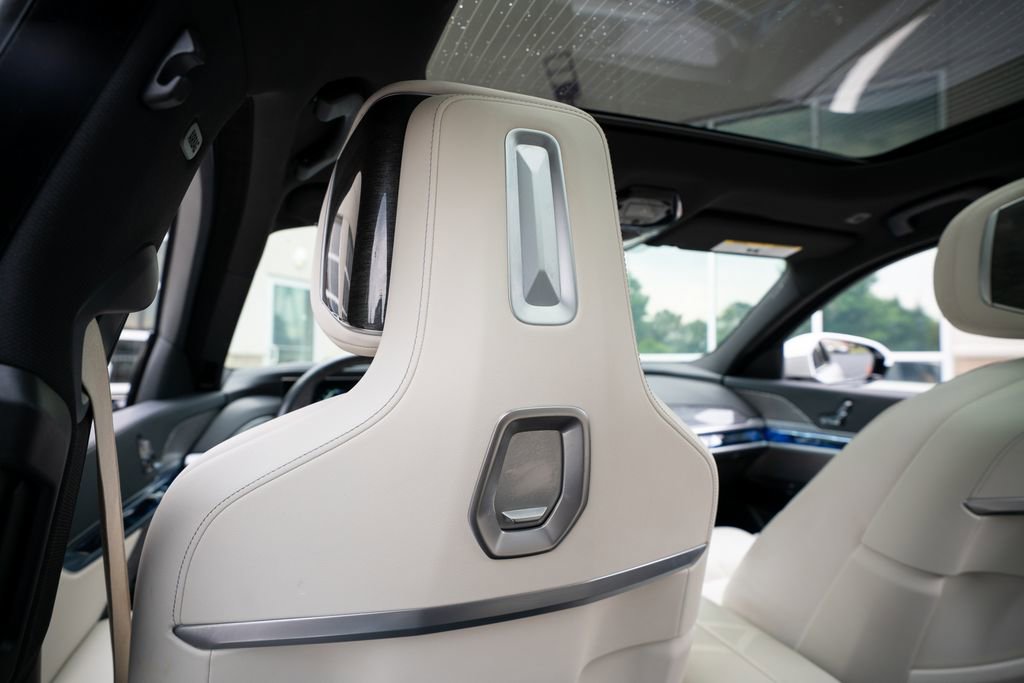 Used 2023 BMW 760i xDrive AWD/4WD image 49