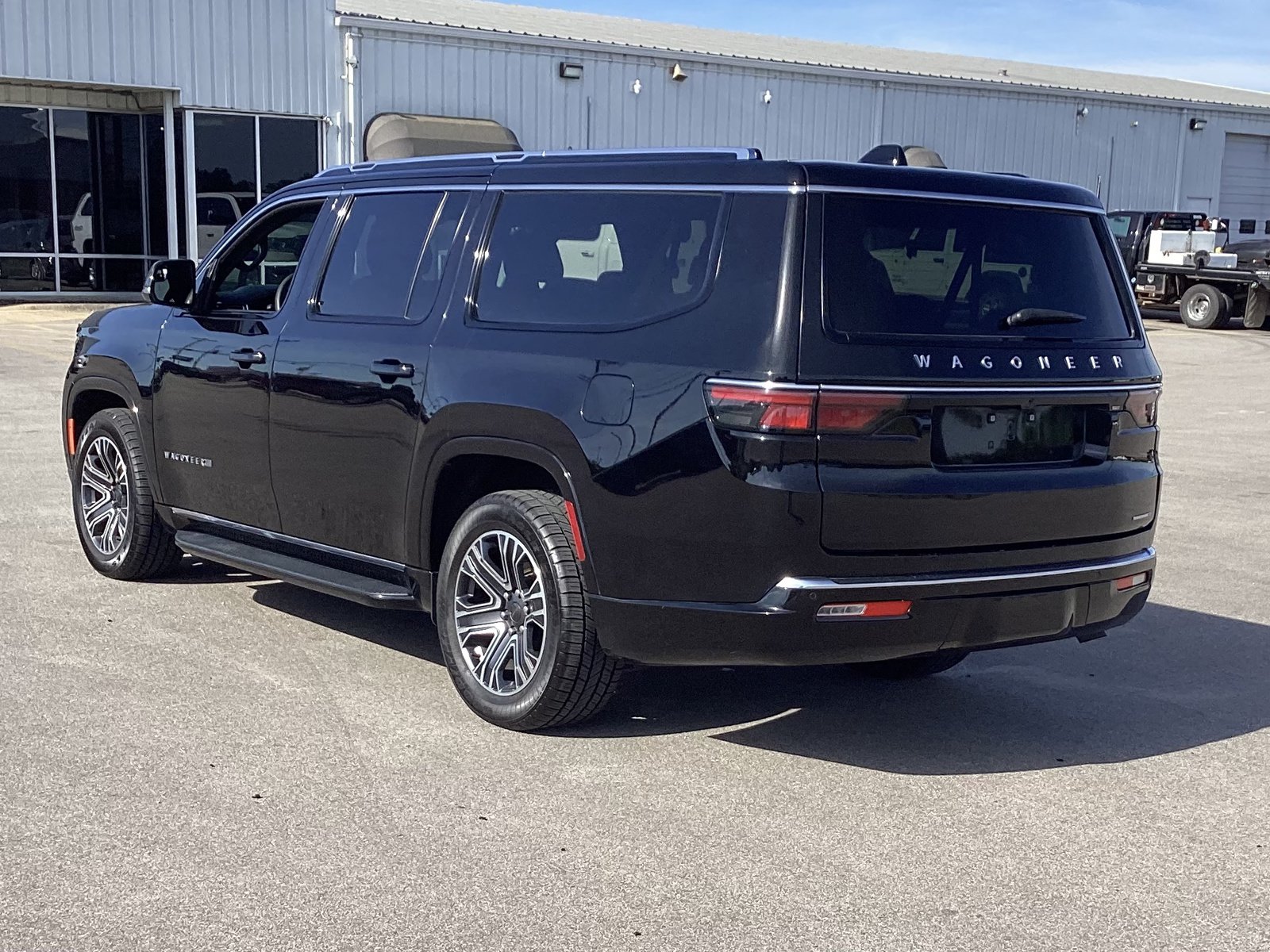 Used 2024 Jeep Wagoneer L Series II w/ Flexible Seating Group AWD/4WD image 7