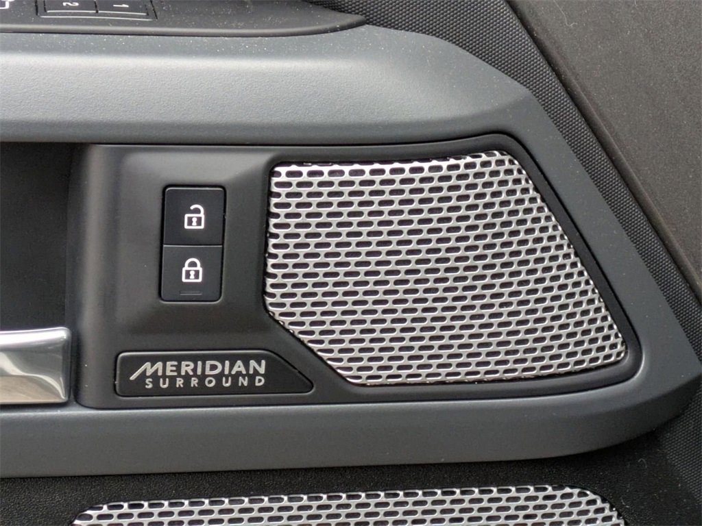 Used 2023 Land Rover Defender 130 X-Dynamic SE image 17