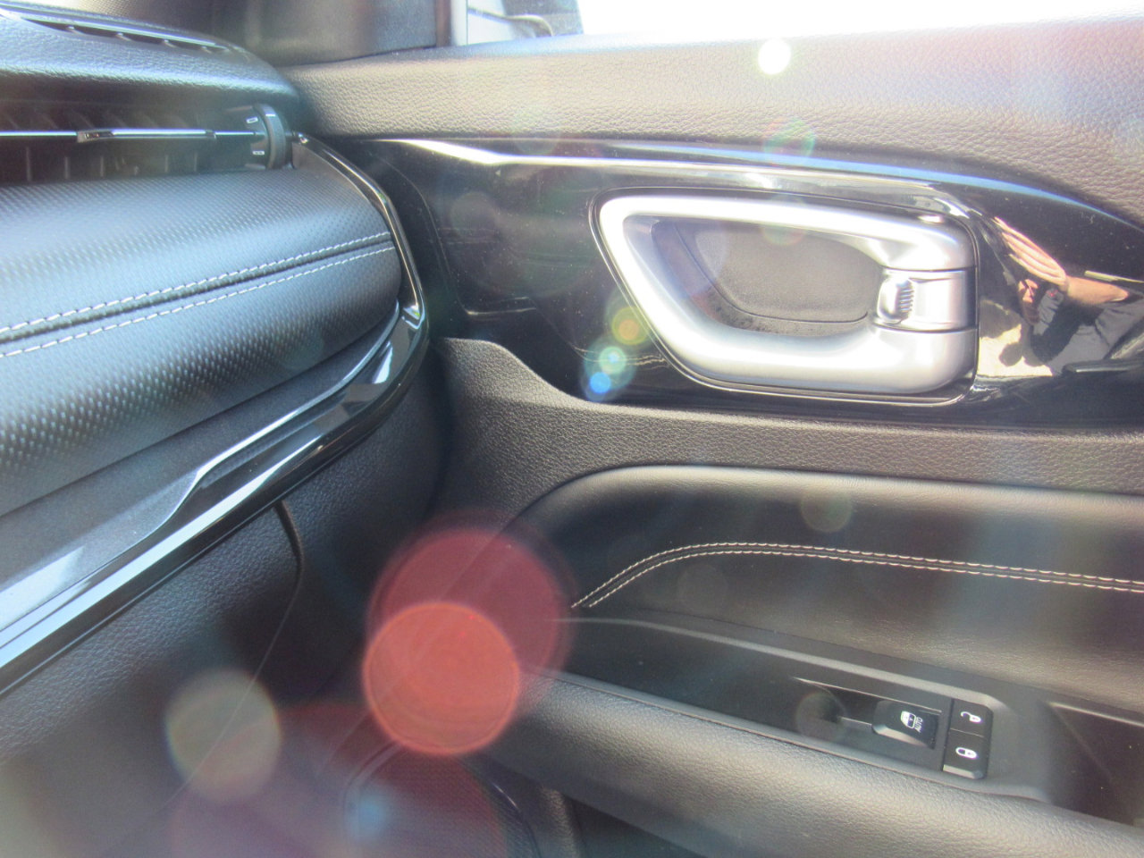 Used 2023 Jeep Compass Latitude w/ Sun and Sound Group image 30
