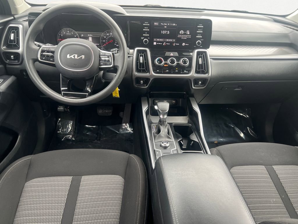 Used 2023 Kia Sorento LX image 9