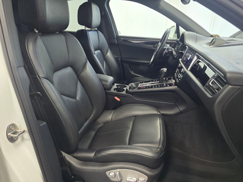Certified 2024 Porsche Macan image 30