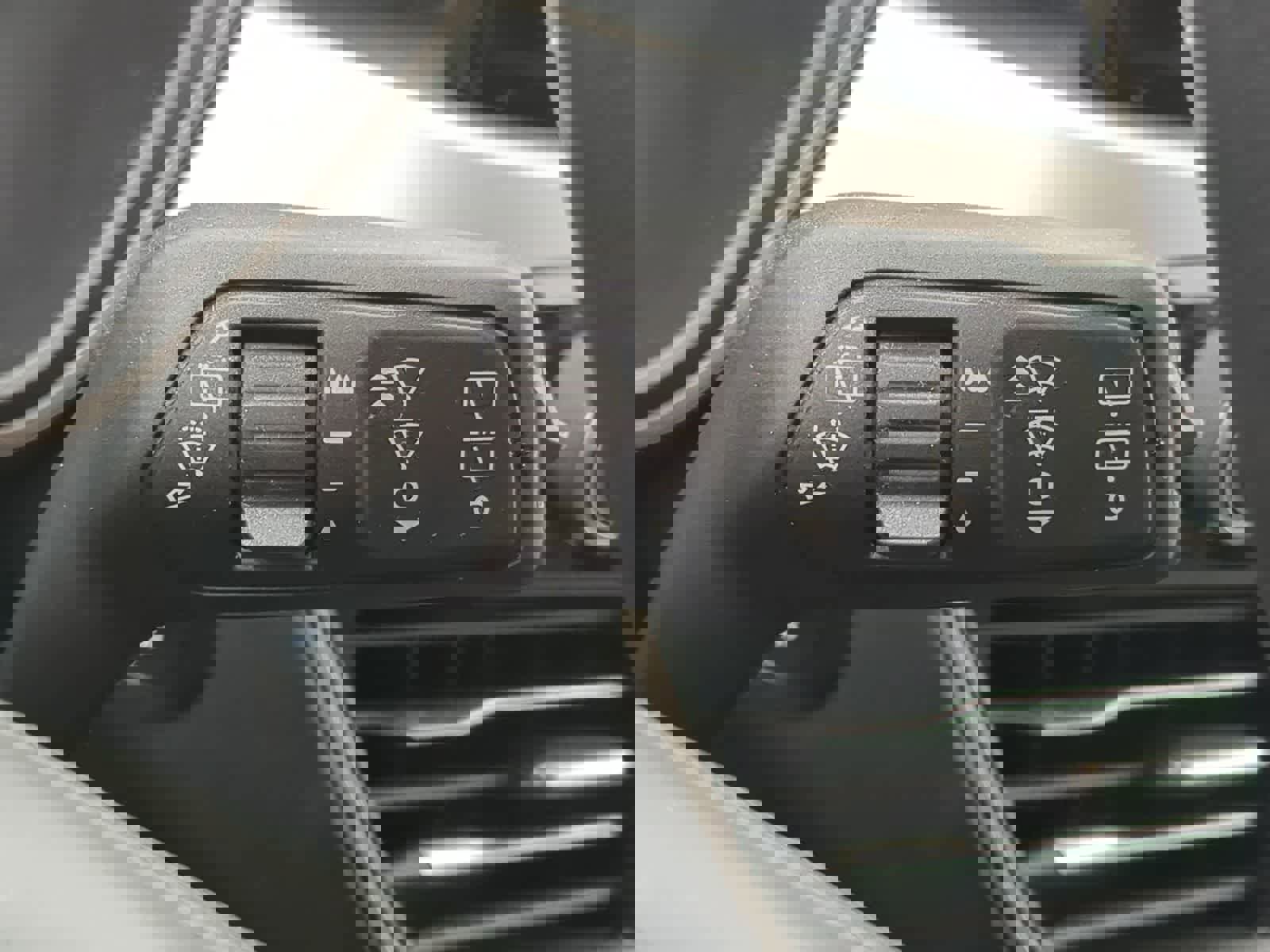 Used 2020 Ford Escape SE image 25