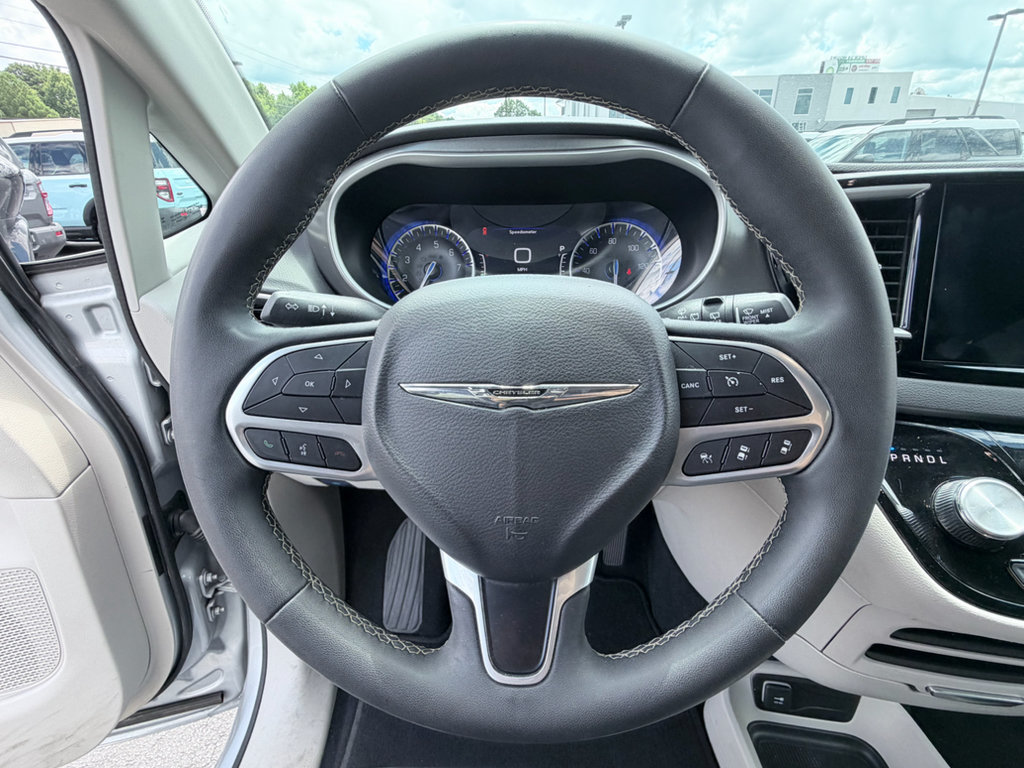 Used 2024 Chrysler Pacifica Touring-L FWD image 13