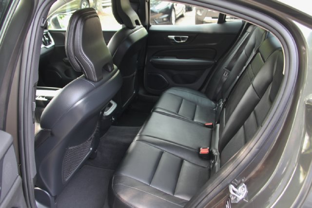 Used 2020 Volvo S60 T5 Momentum FWD image 32