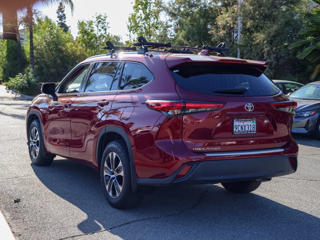Used 2022 Toyota Highlander XLE AWD/4WD image 6