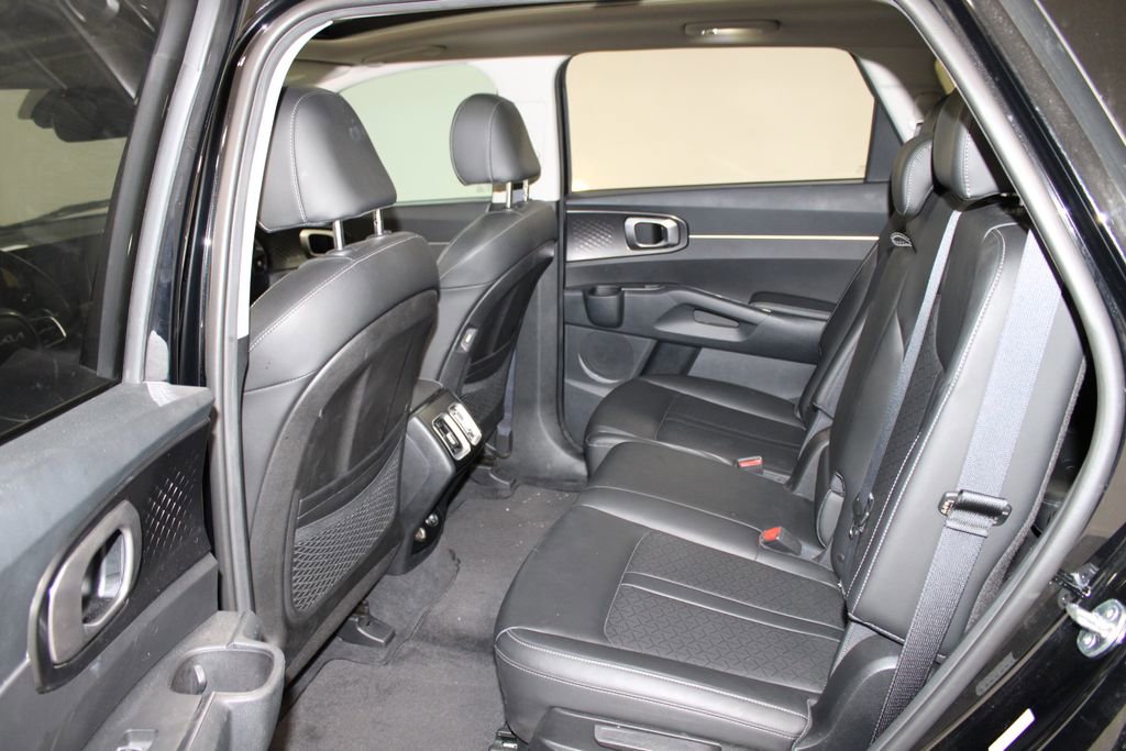 Used 2023 Kia Sorento S w/ Panoramic Sunroof Package image 17