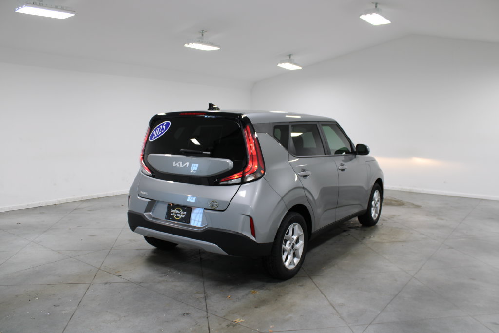 Used 2025 Kia Soul LX w/ LX Technology Package FWD image 9