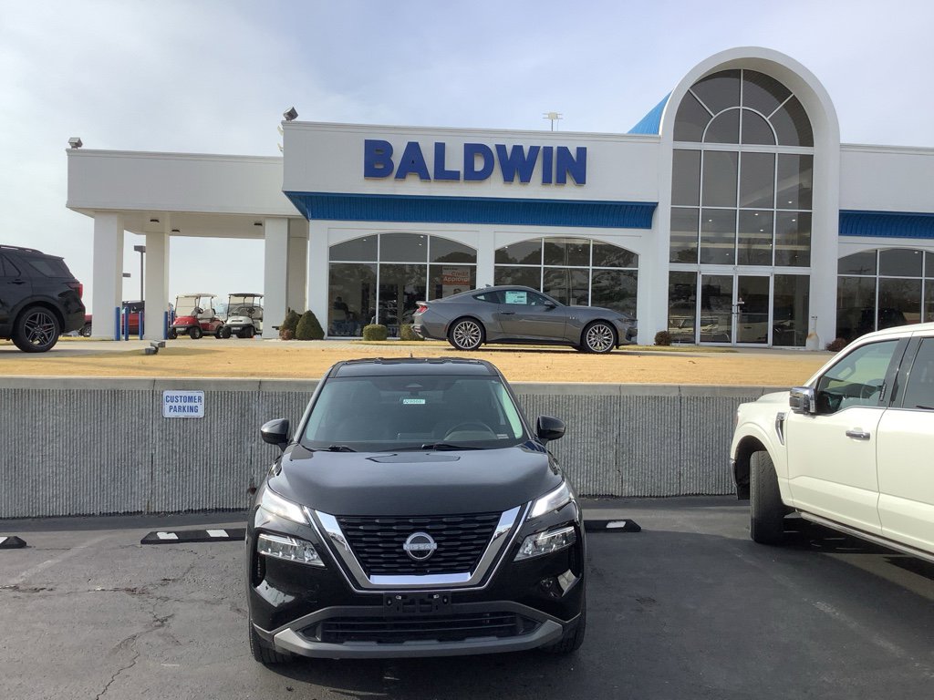 Used 2023 Nissan Rogue SV image 2