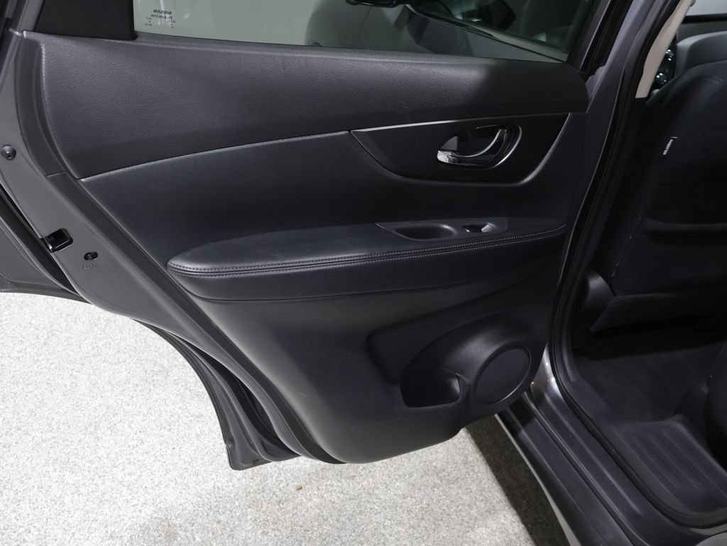 Used 2016 Nissan Rogue SV w/ SV Premium Package AWD/4WD image 20