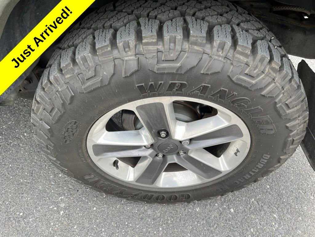 Used 2016 Jeep Wrangler Unlimited Sahara w/ Dual Top Group AWD/4WD image 9