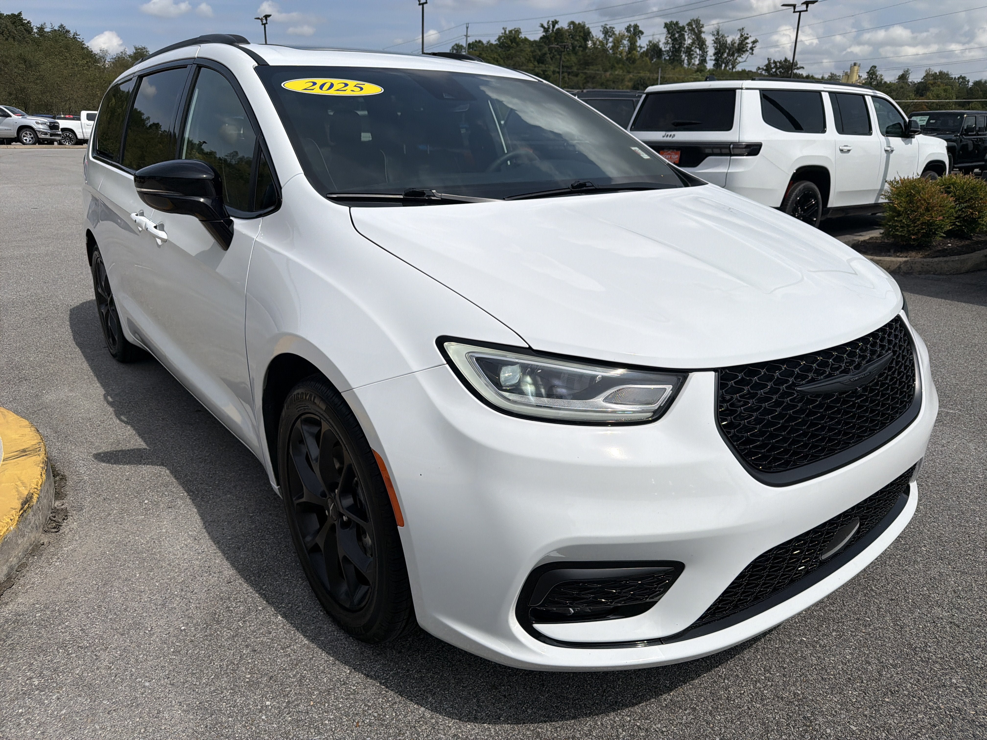 Used 2025 Chrysler Pacifica Limited FWD image 4