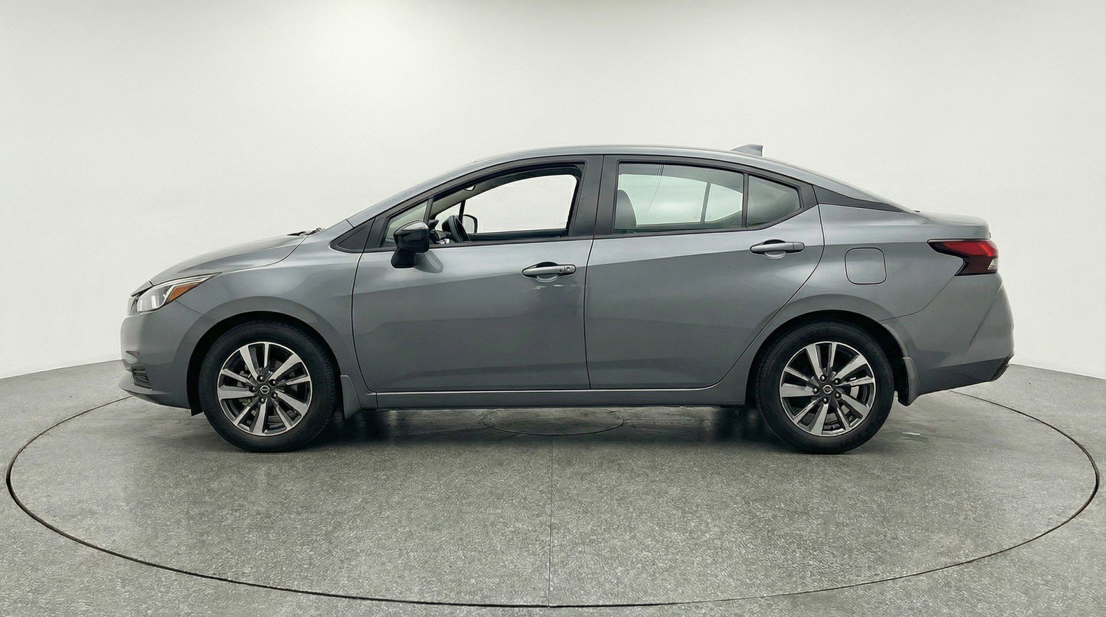 Used 2025 Nissan Versa SV FWD image 5