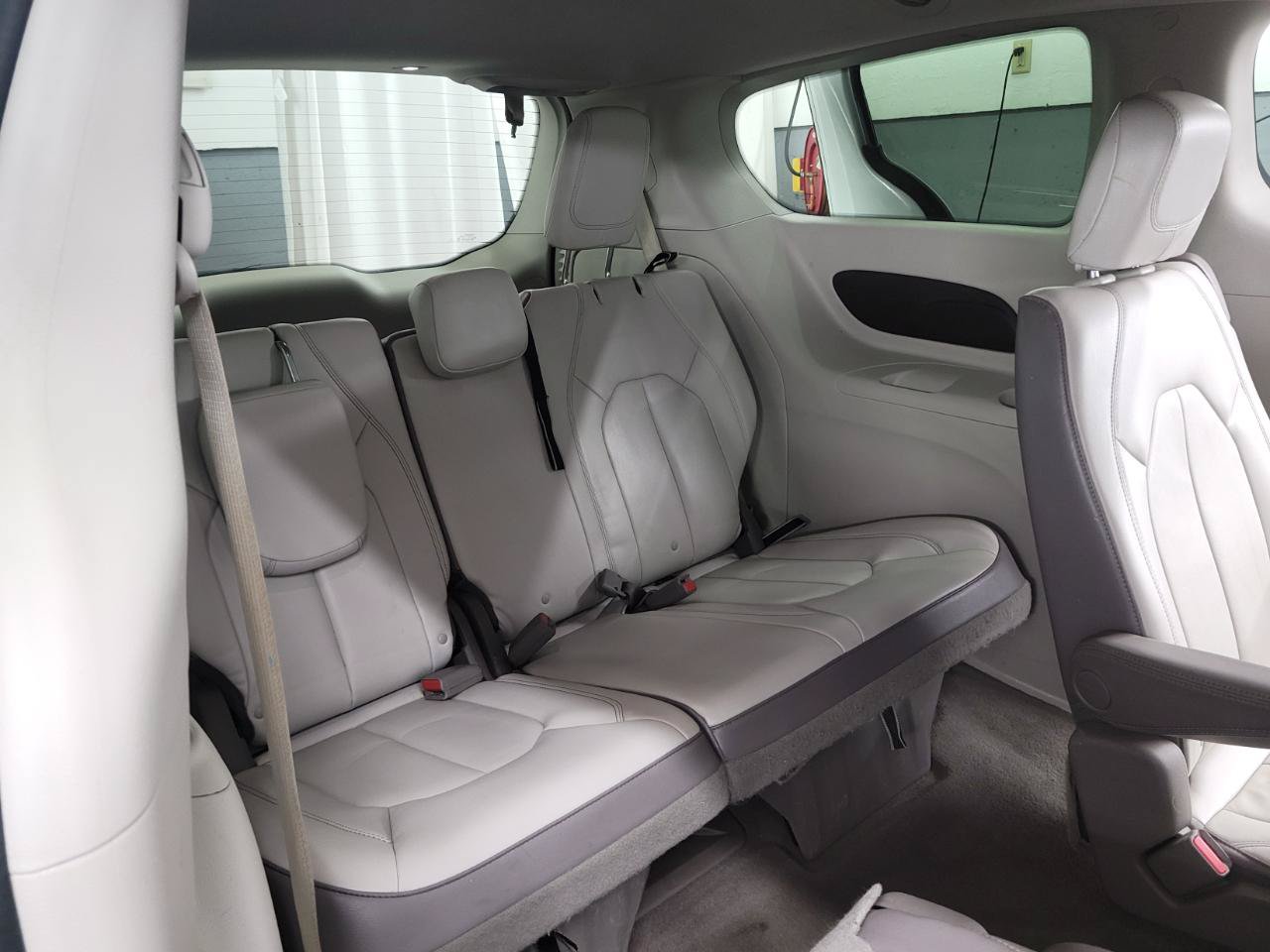 Used 2017 Chrysler Pacifica Touring-L FWD image 12