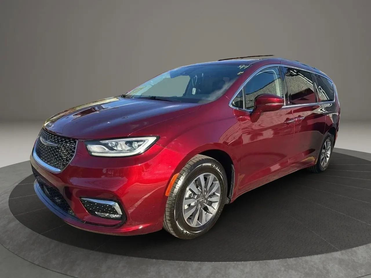 Used 2021 Chrysler Pacifica Touring-L image 1