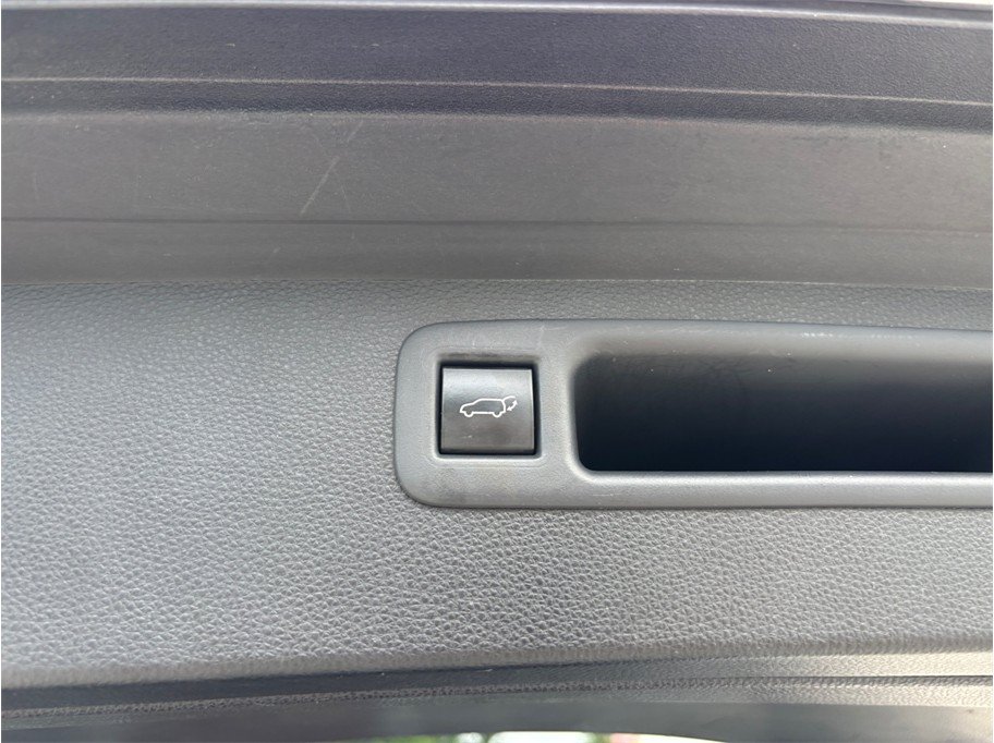 Used 2020 Toyota Highlander LE FWD image 42