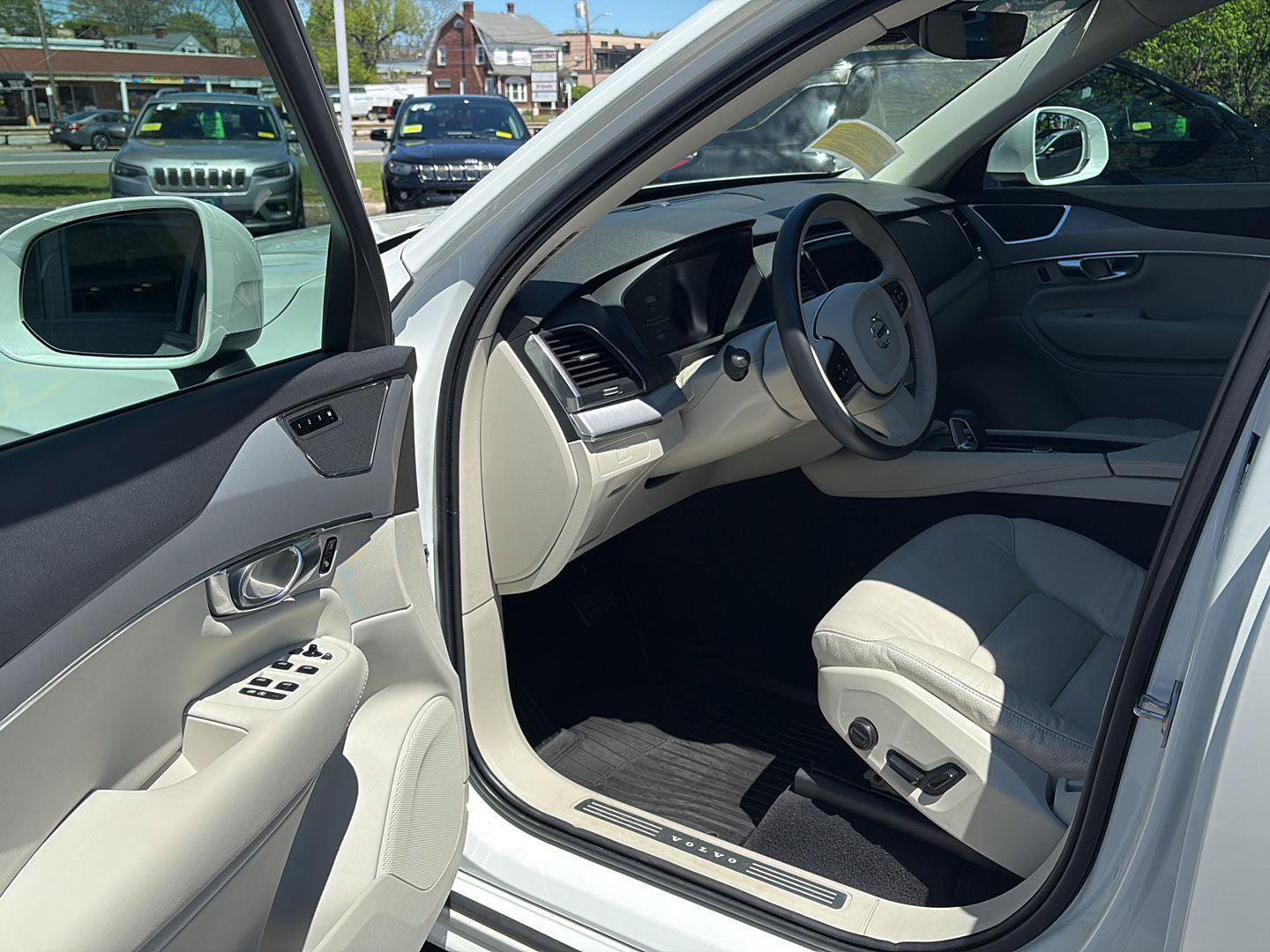 Used 2025 Volvo XC90 B5 Core w/ Climate Package AWD/4WD image 6