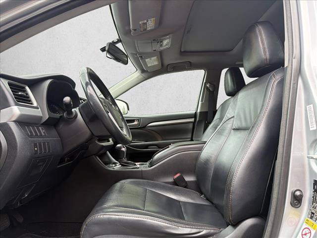 Used 2016 Toyota Highlander XLE w/ Four Season Floor Mat Package AWD/4WD image 11