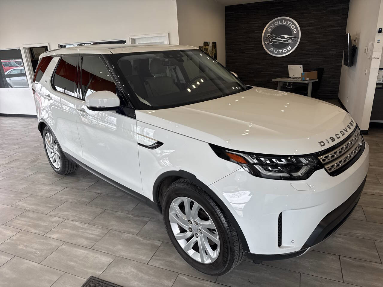 Used 2017 Land Rover Discovery HSE image 4
