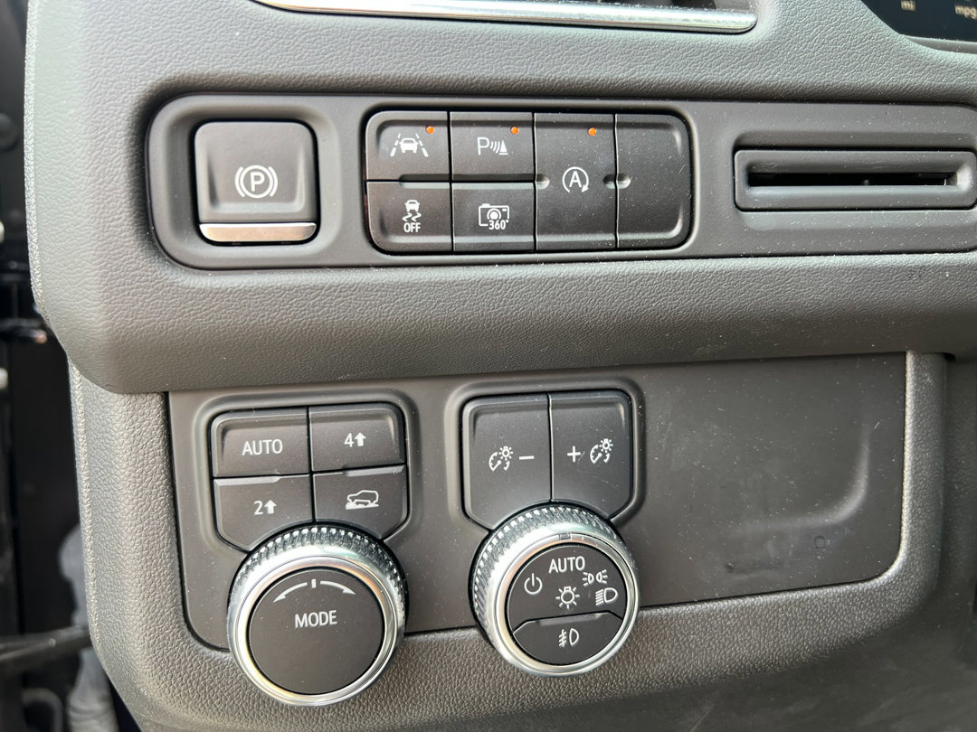 Used 2024 GMC Yukon SLT w/ SLT Luxury Package image 19