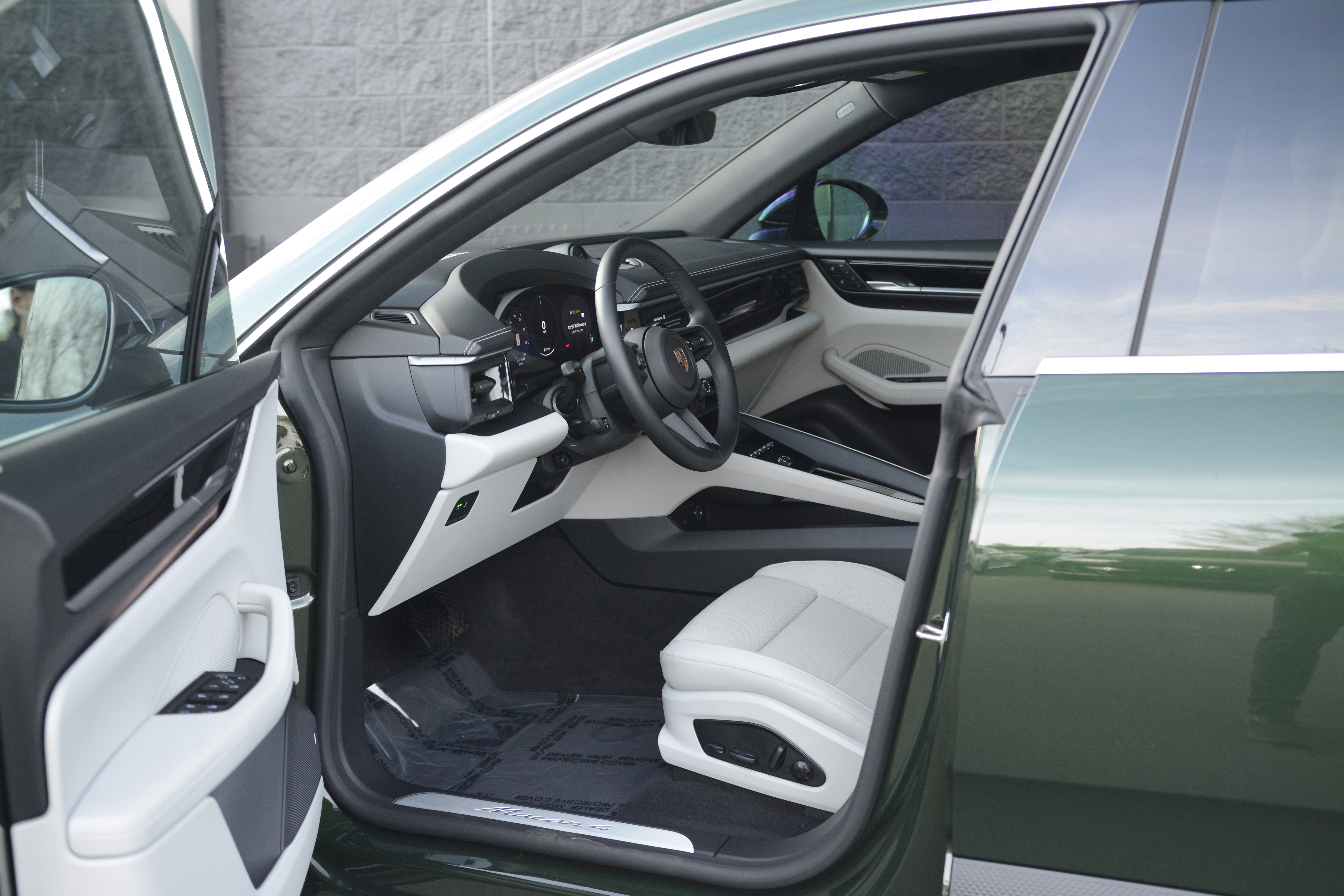 Certified 2025 Porsche Macan 4 Electric image 15