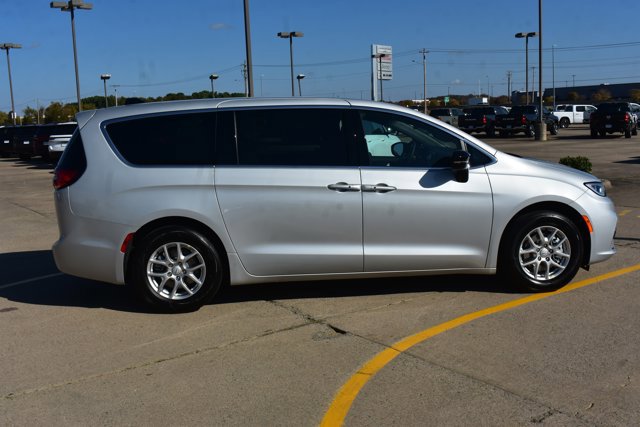 New 2026 Chrysler Pacifica Select image 4