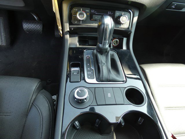 Used 2013 Volkswagen Touareg Sport image 27