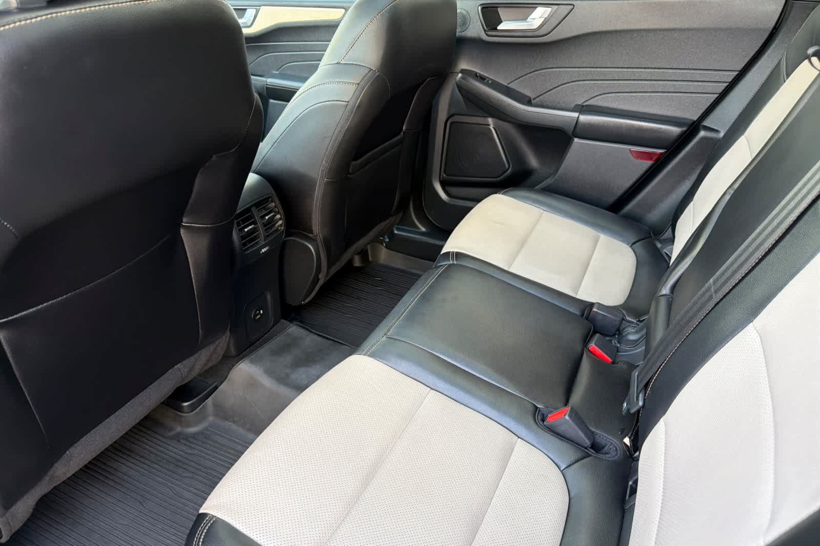 Used 2021 Ford Escape Titanium w/ Titanium Elite Package AWD/4WD image 4