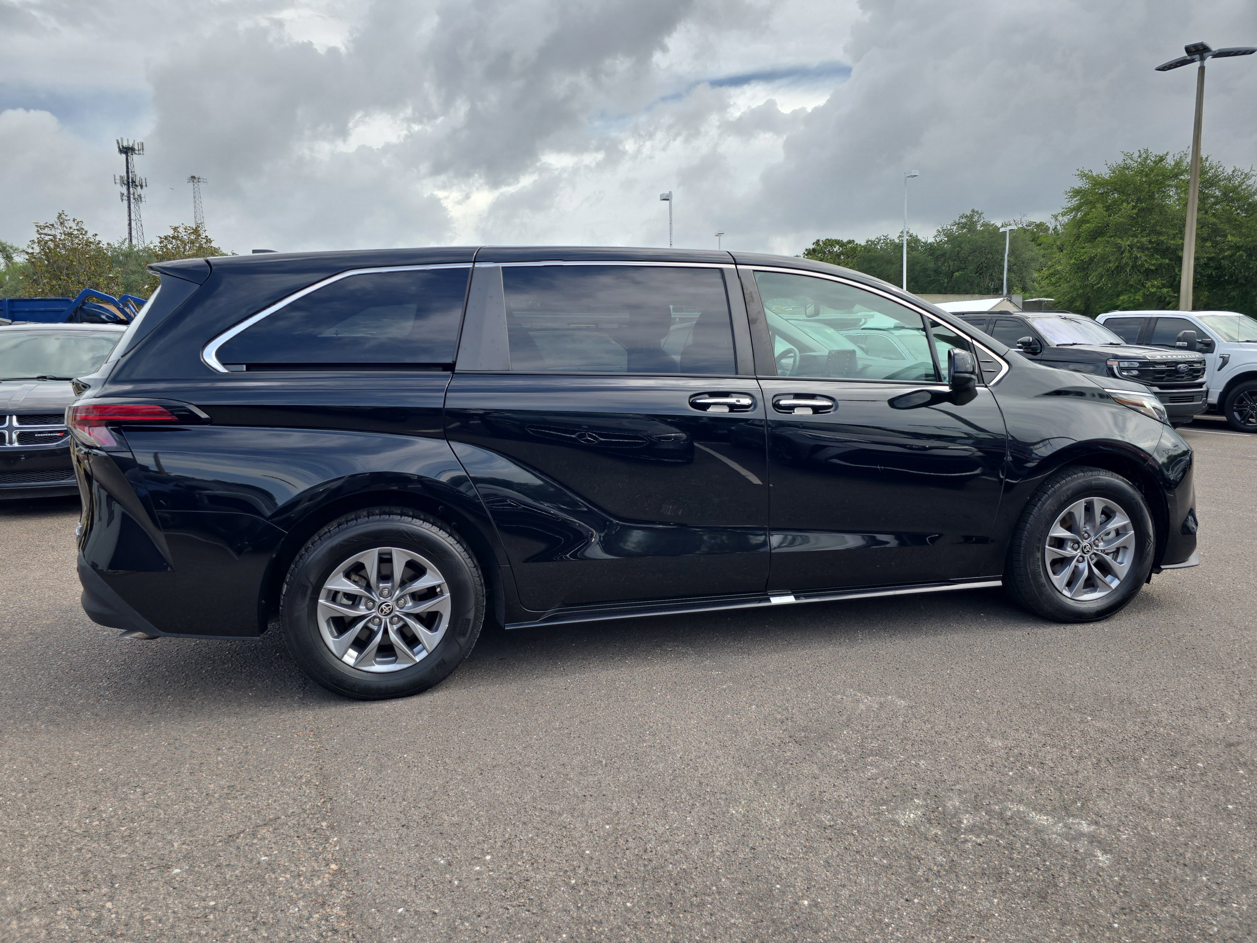 Used 2022 Toyota Sienna XLE FWD image 9