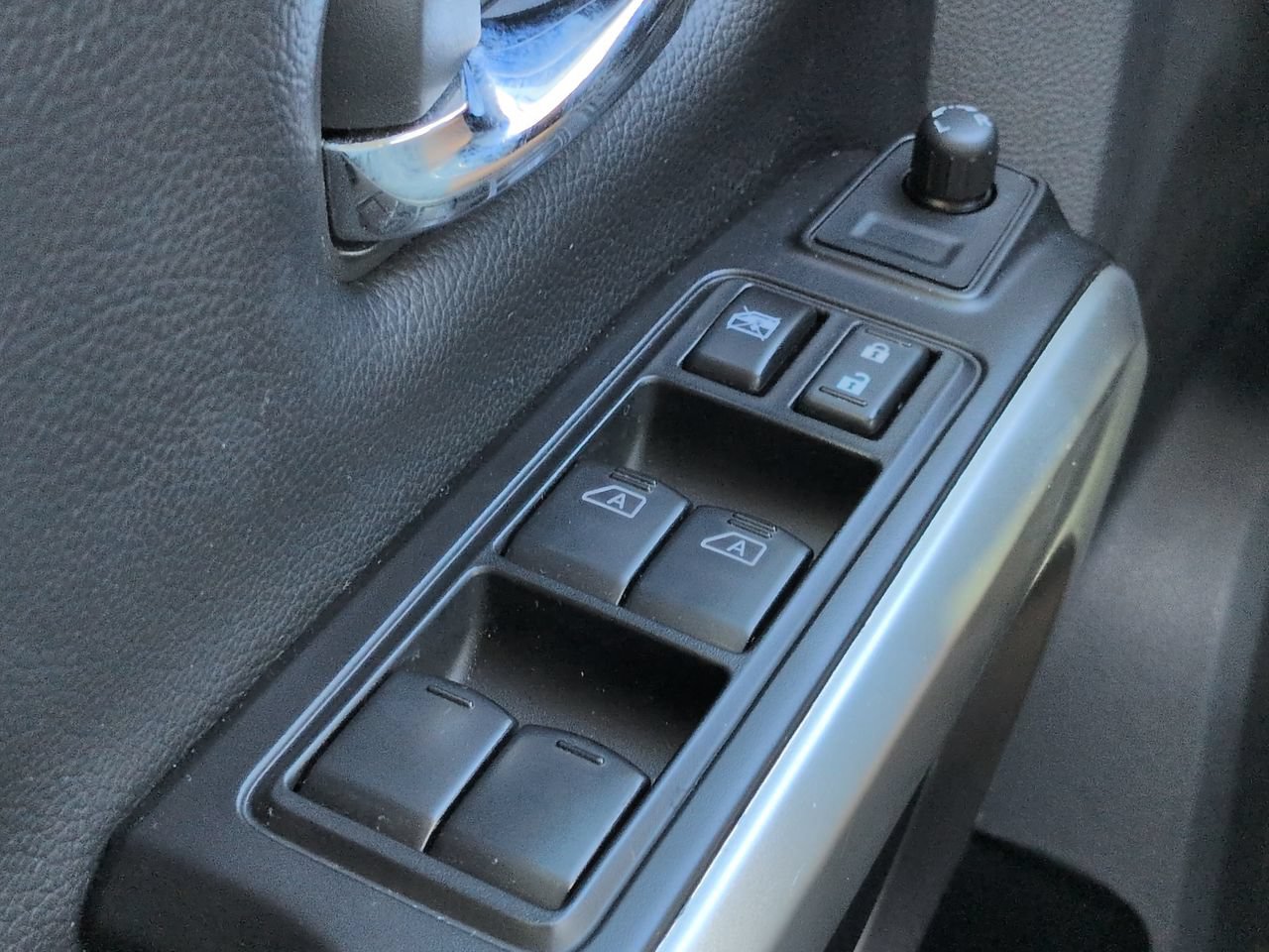 Used 2023 Nissan Titan SV w/ SV Convenience Package AWD/4WD image 24