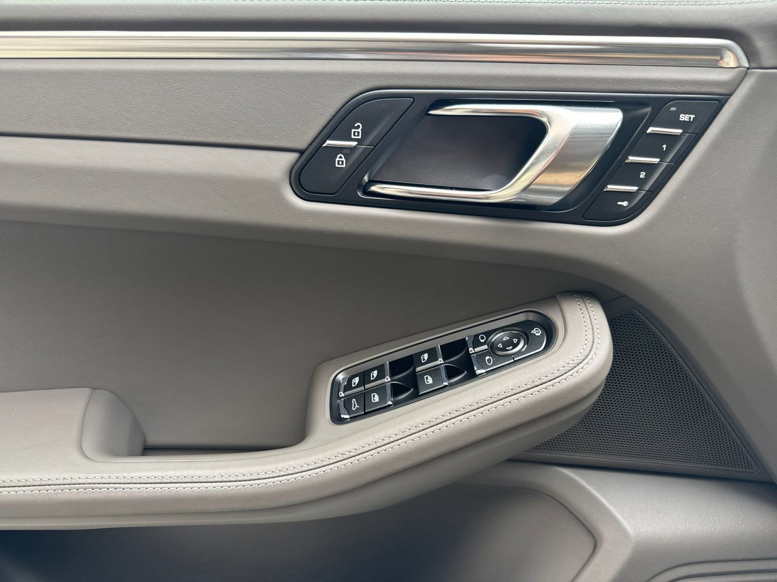 Certified 2025 Porsche Macan AWD/4WD image 12
