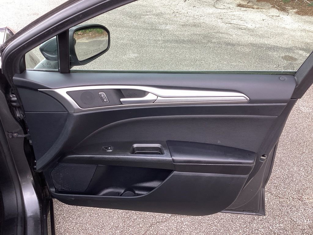 Used 2020 Ford Fusion SE FWD image 21