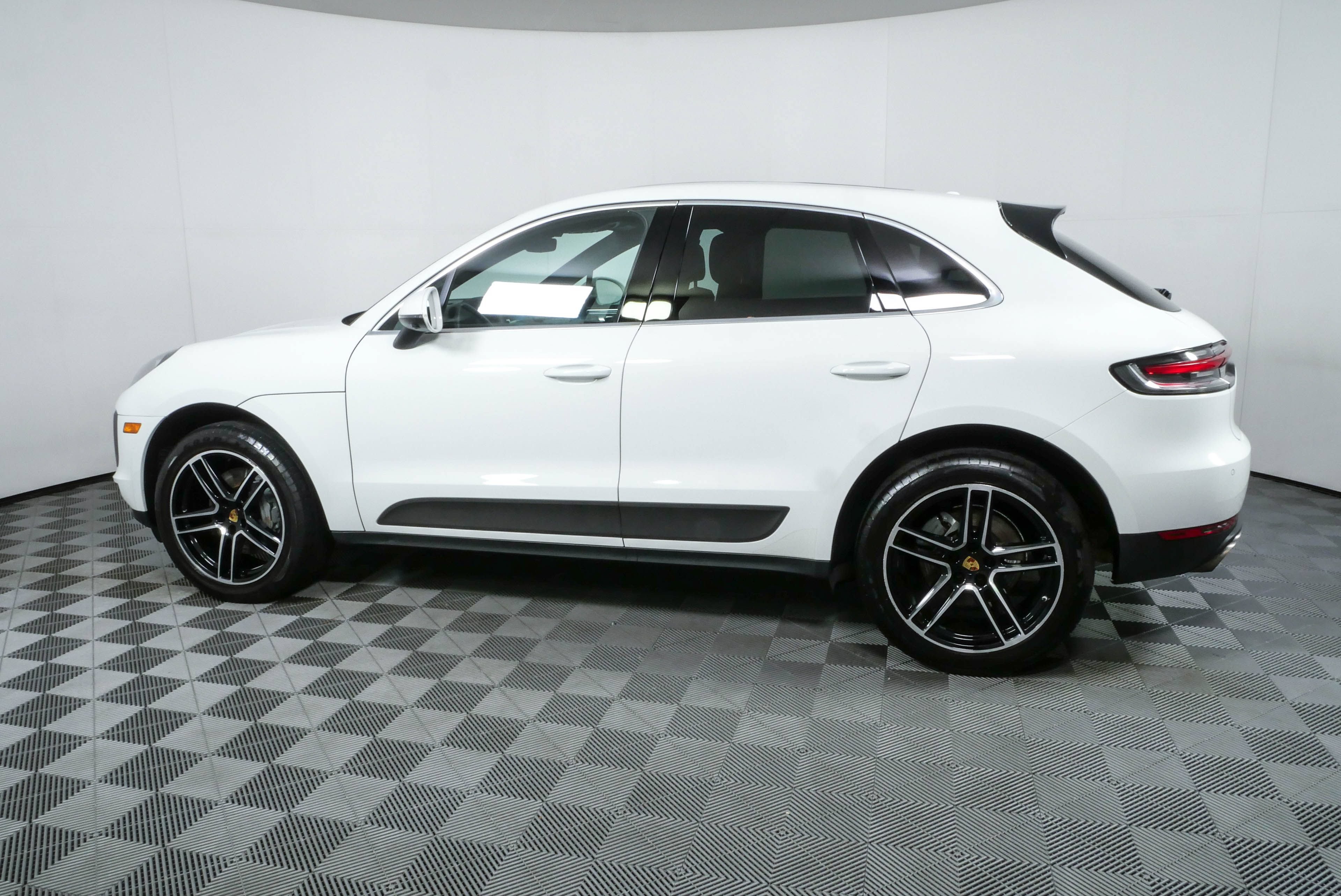 Certified 2021 Porsche Macan S AWD/4WD image 2