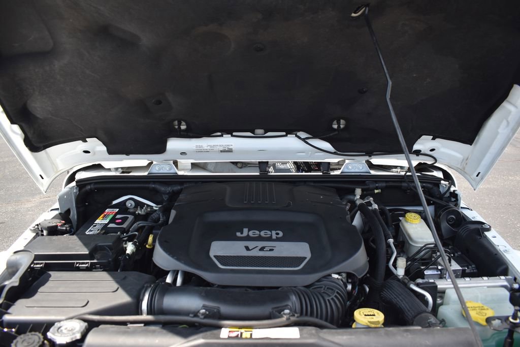 Used 2015 Jeep Wrangler Unlimited Sahara w/ Connectivity Group image 15