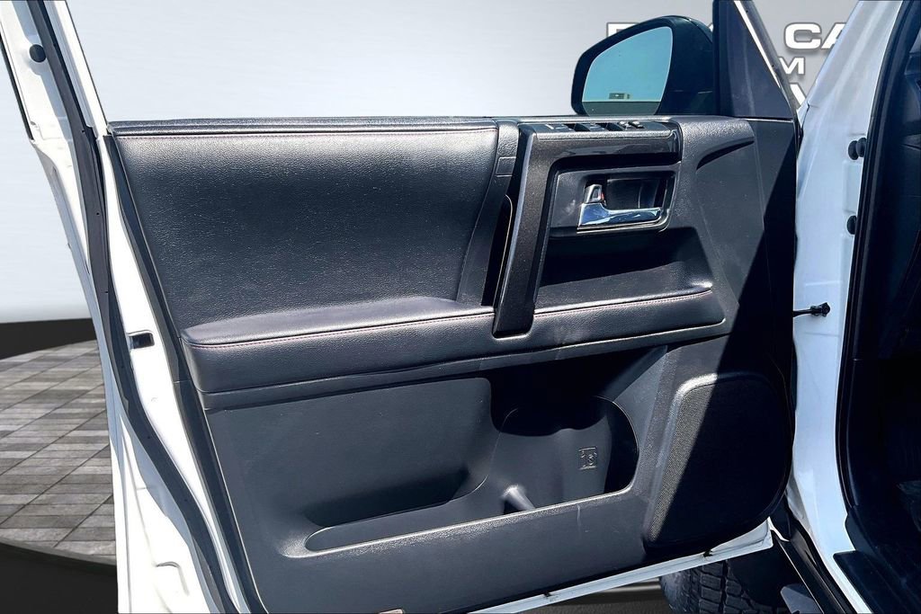Used 2020 Toyota 4Runner Venture w/ Moonroof Package AWD/4WD image 22