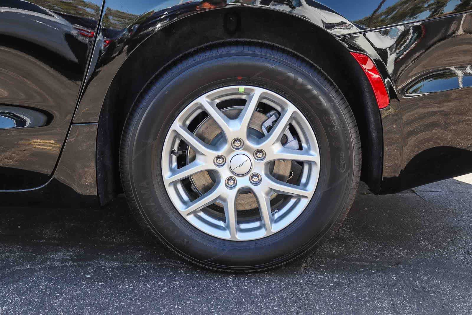 New 2027 Chrysler Pacifica Select FWD image 11