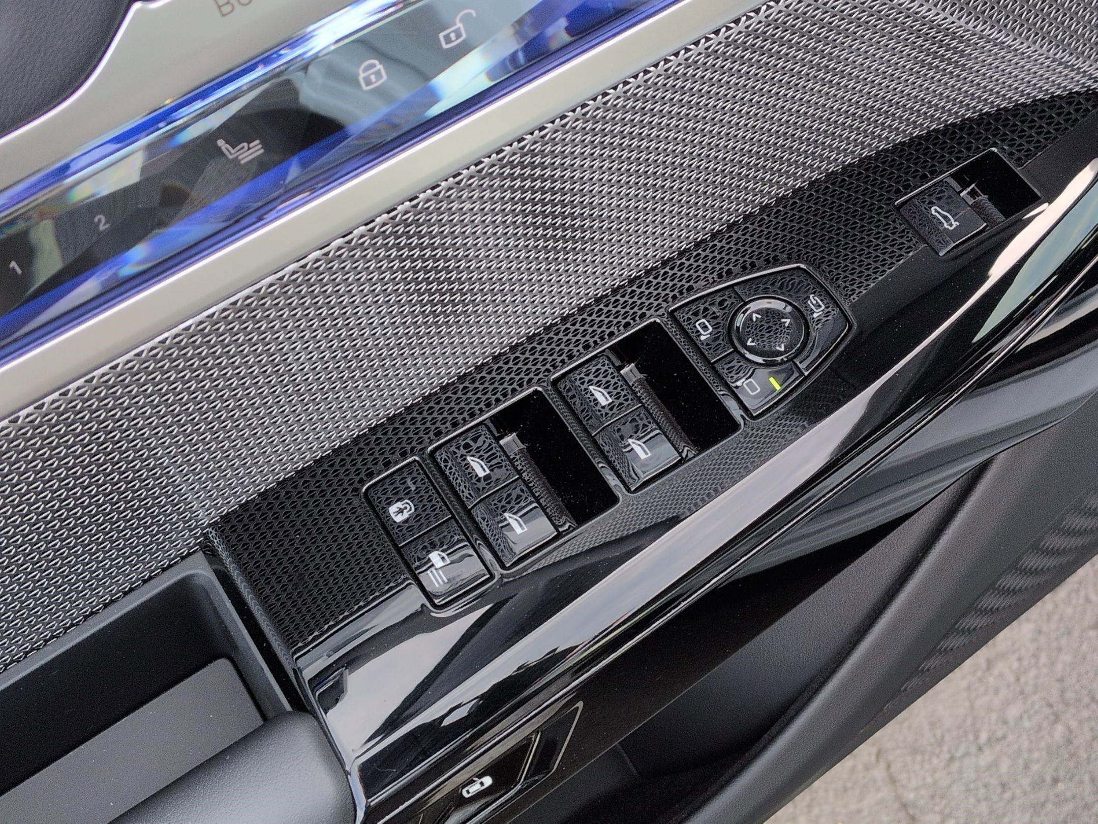 Used 2025 BMW i7 xDrive60 w/ Executive Package image 15