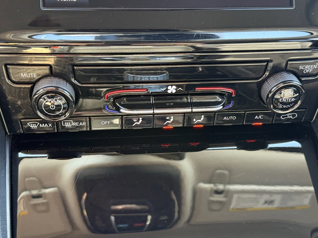 Used 2023 Jeep Grand Cherokee L Laredo image 32