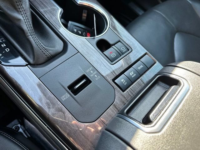 Used 2021 Toyota Highlander Limited AWD/4WD image 30