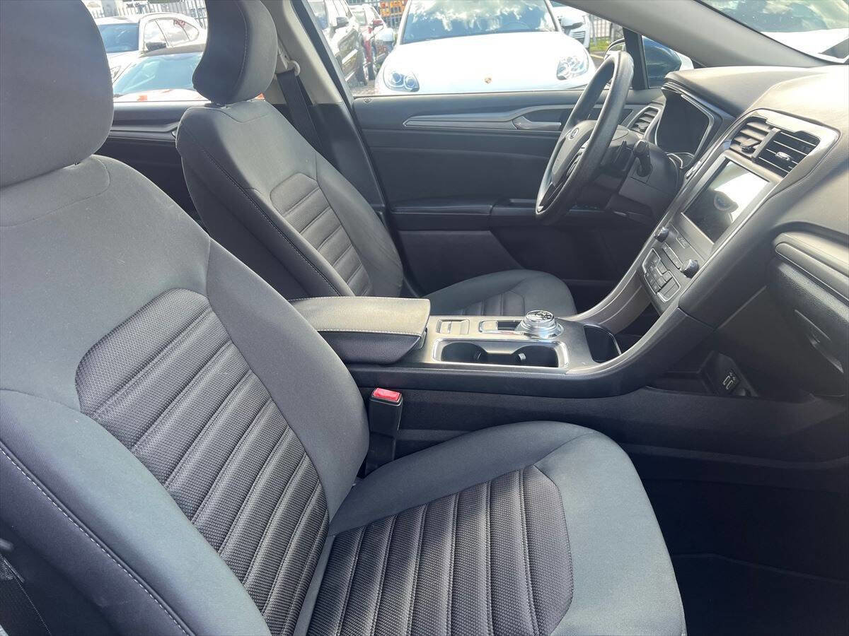 Used 2019 Ford Fusion SE image 8