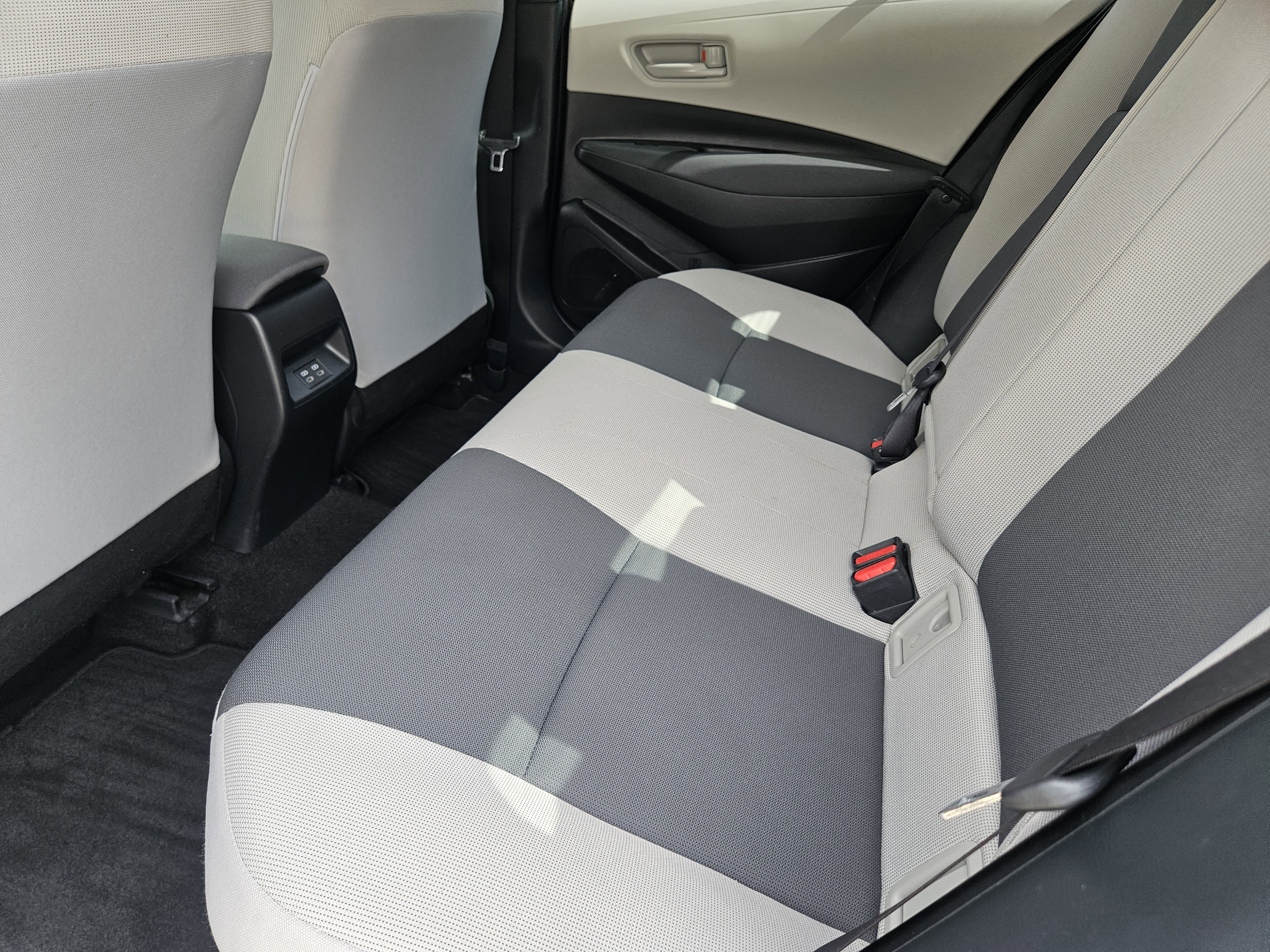 Used 2023 Toyota Corolla LE image 29